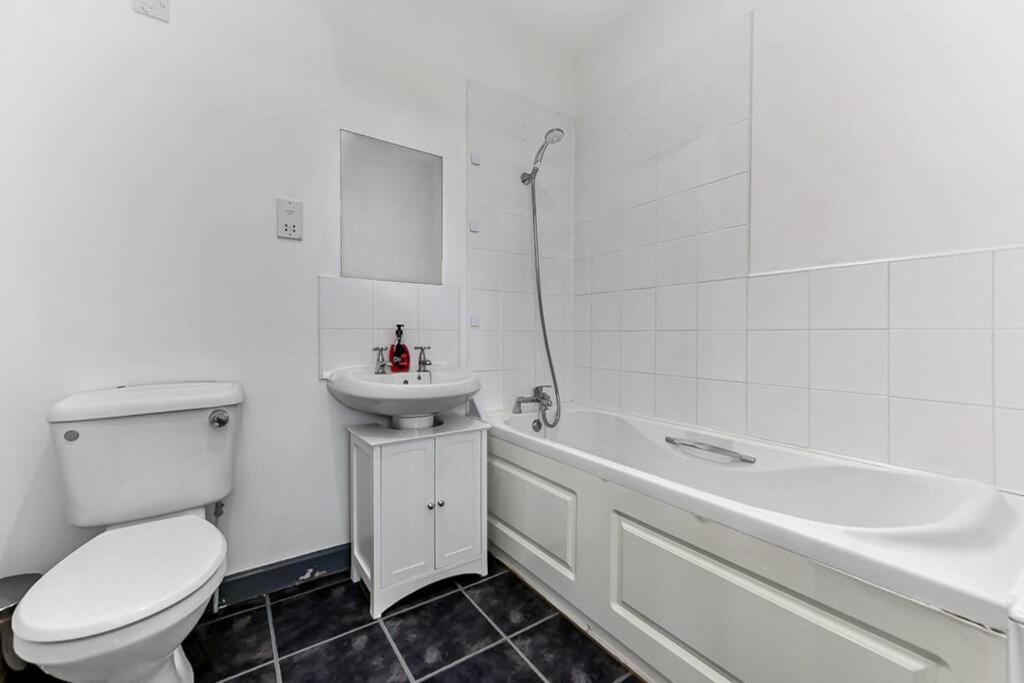 Large Group & Contractor Booking! Duplex W/Parking Milton Keynes Dış mekan fotoğraf
